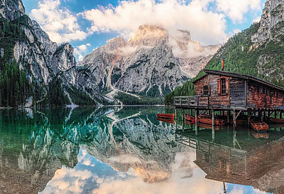 Fototapeta Domček na jazere v Alpách